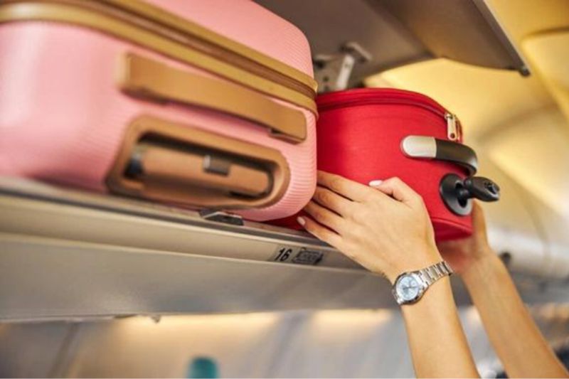 When boarding the plane, it is necessary to put your luggage neatly in the luggage compartment on the plane