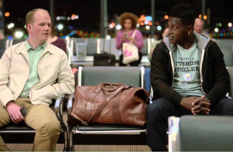 Chat together at the airport lounge to kill time