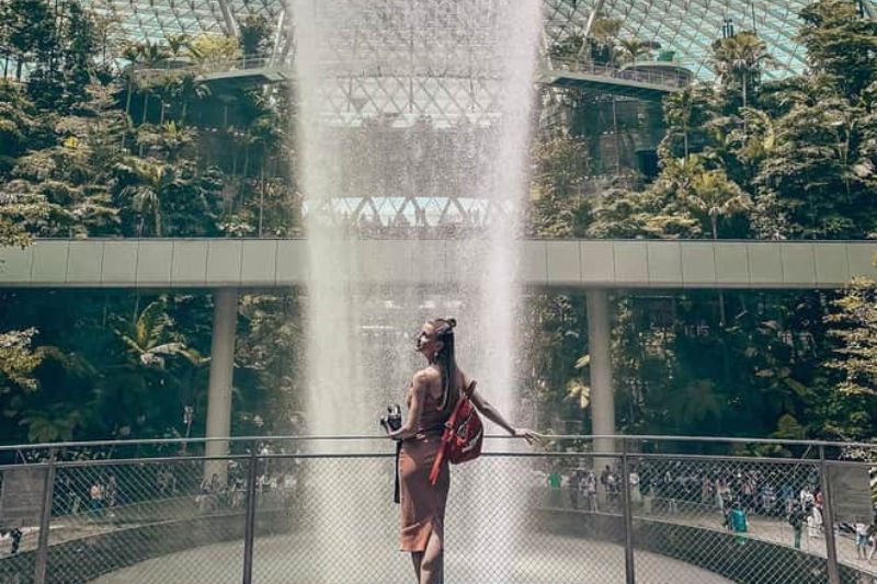 Take virtual photos at the beautiful airport