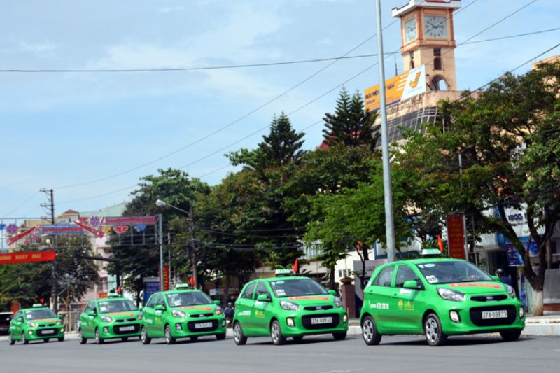 Visitors can choose a taxi or motorbike taxi to go from the airport to Dien Bien city center