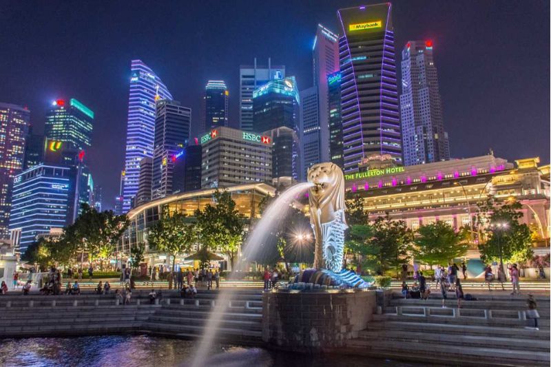 Merlion Park - the symbol of Singapore attracting many visitors to check-in