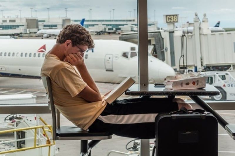 Read books to "kill time" while waiting for your upcoming flight
