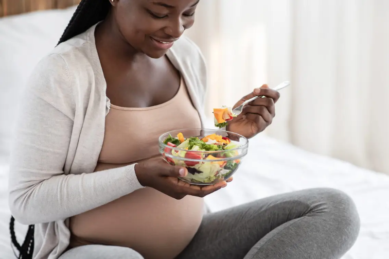 Pregnant mothers need to pay attention to their diet when traveling by plane