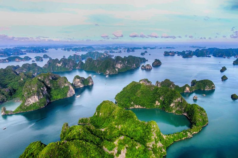 Ha Long Bay - a favorite tourist destination for many families with young children